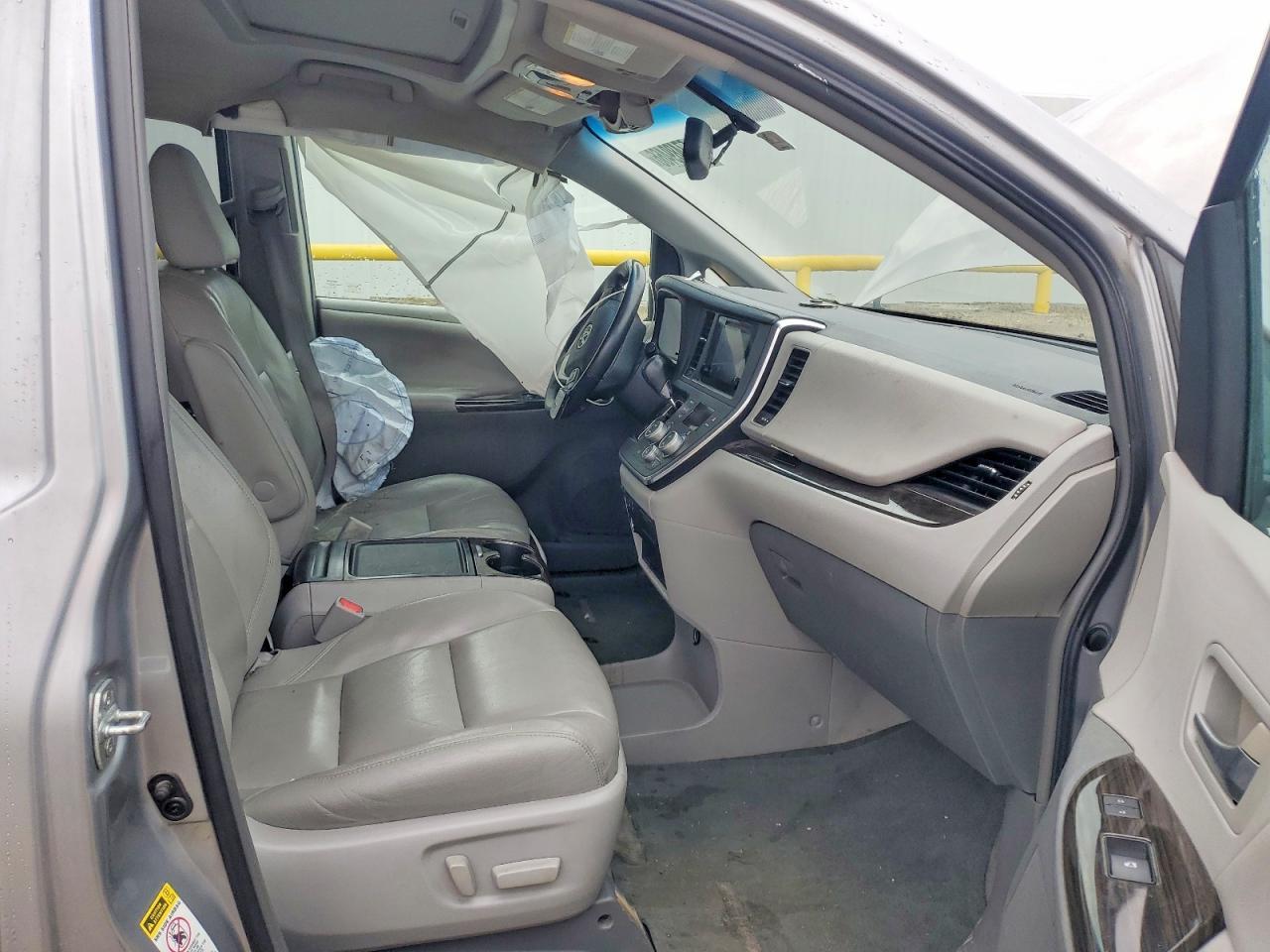 2015 Toyota Sienna Xle 8-Passenger - Image 7