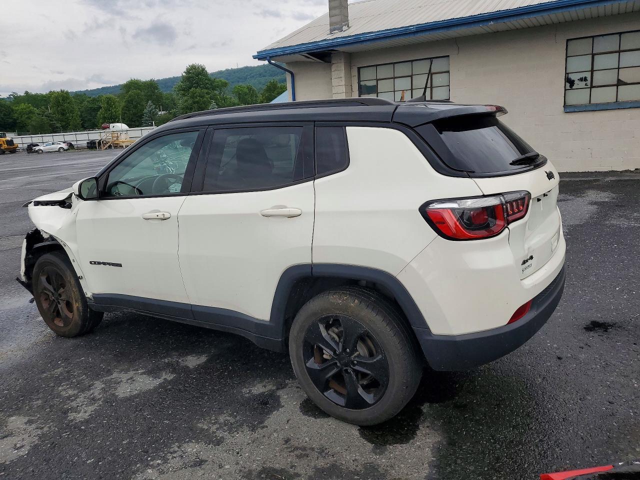 2018 Jeep Compass Latitude - Image 2