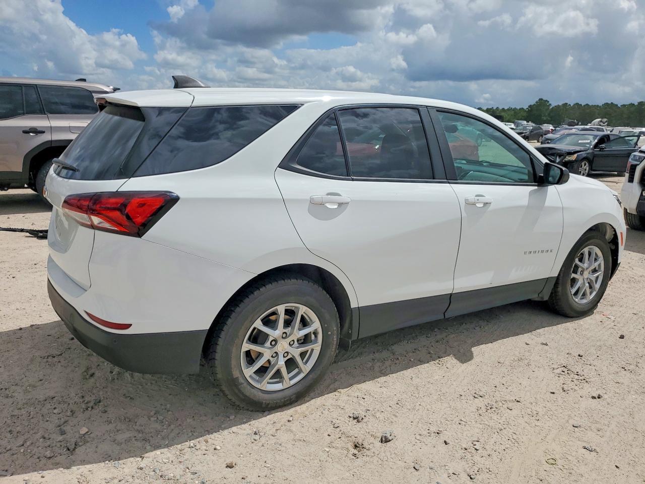 2022 Chevrolet Equinox Ls - Фото 3