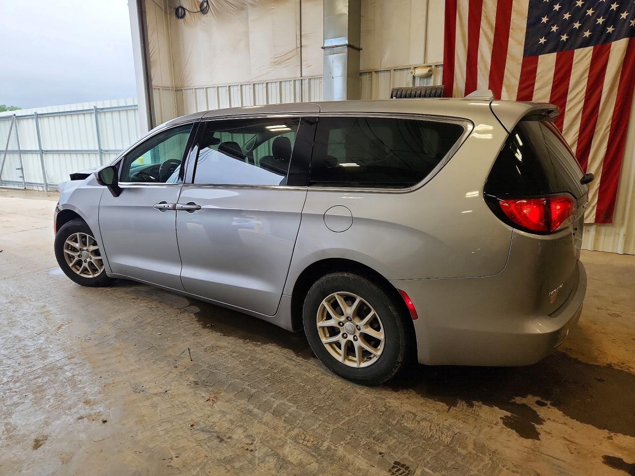 2017 Chrysler Pacifica Touring - Image 2