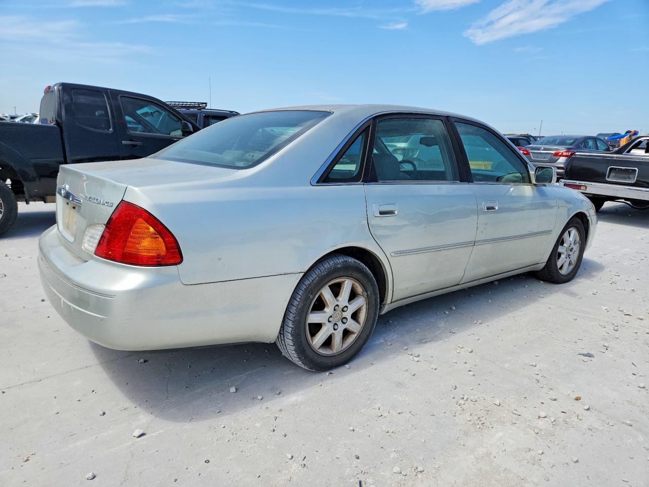 2002 Toyota Avalon Xls - Image 3