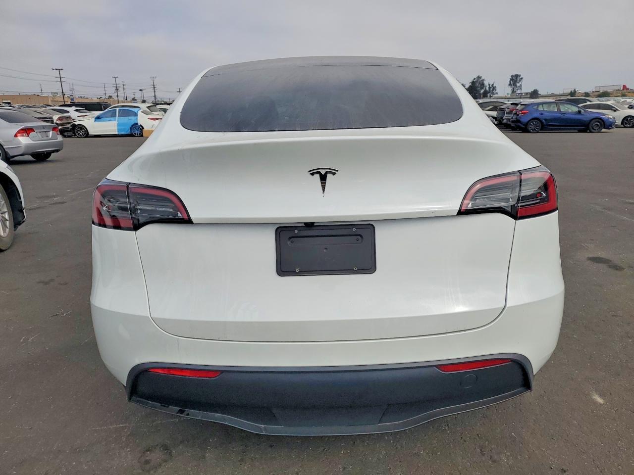 2025 Tesla Model Y - Фото 6