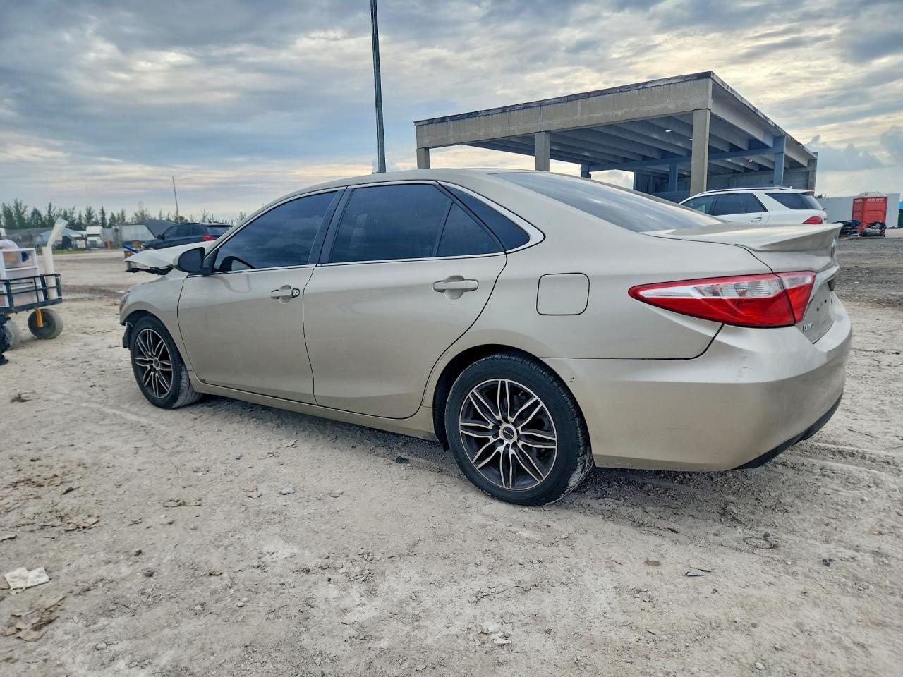 2016 Toyota Camry Se - Фото 2