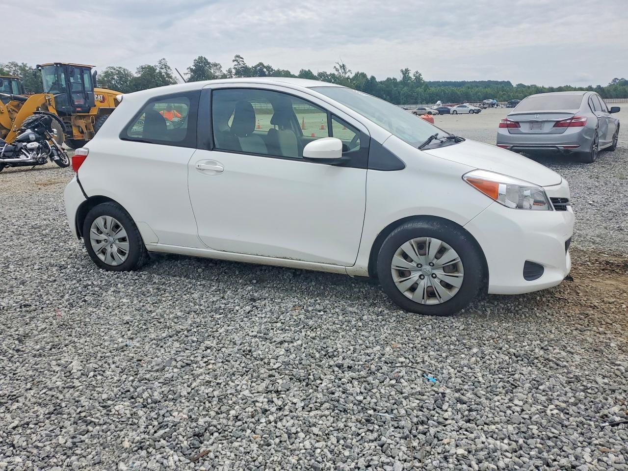 2012 Toyota Yaris 3-Door L - Фото 4
