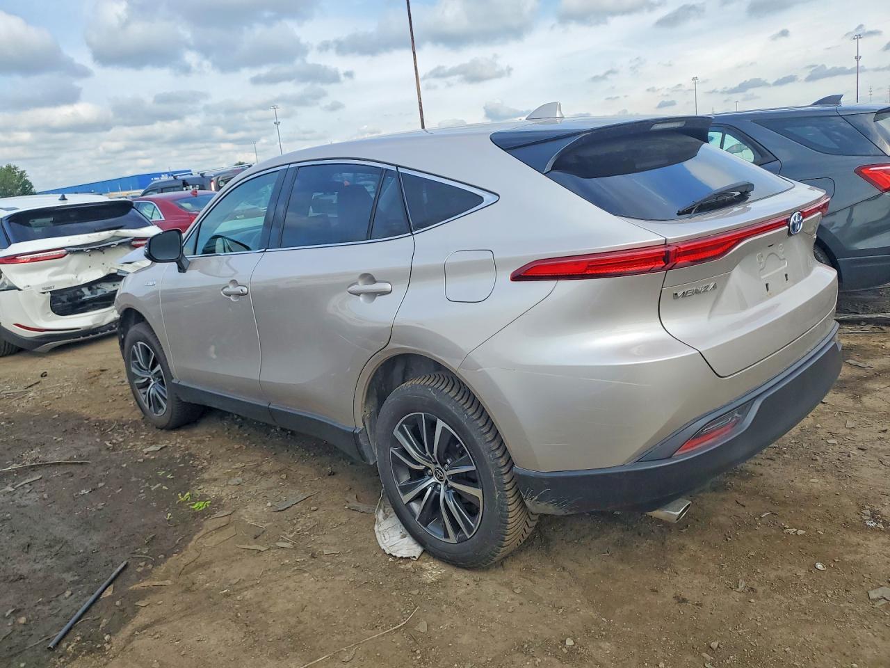 2021 Toyota Venza Le - Image 2