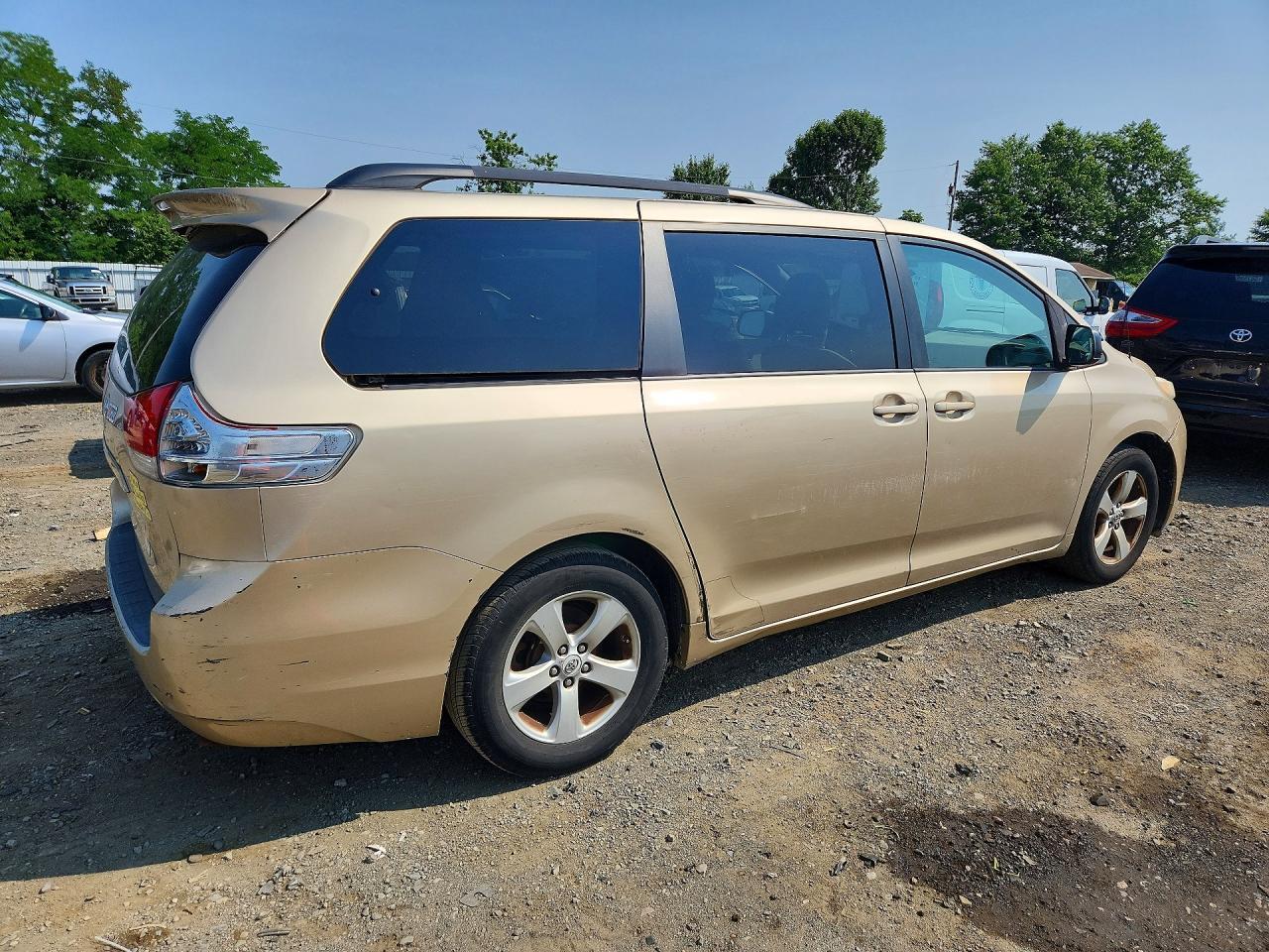 2012 Toyota Sienna Le - Фото 3