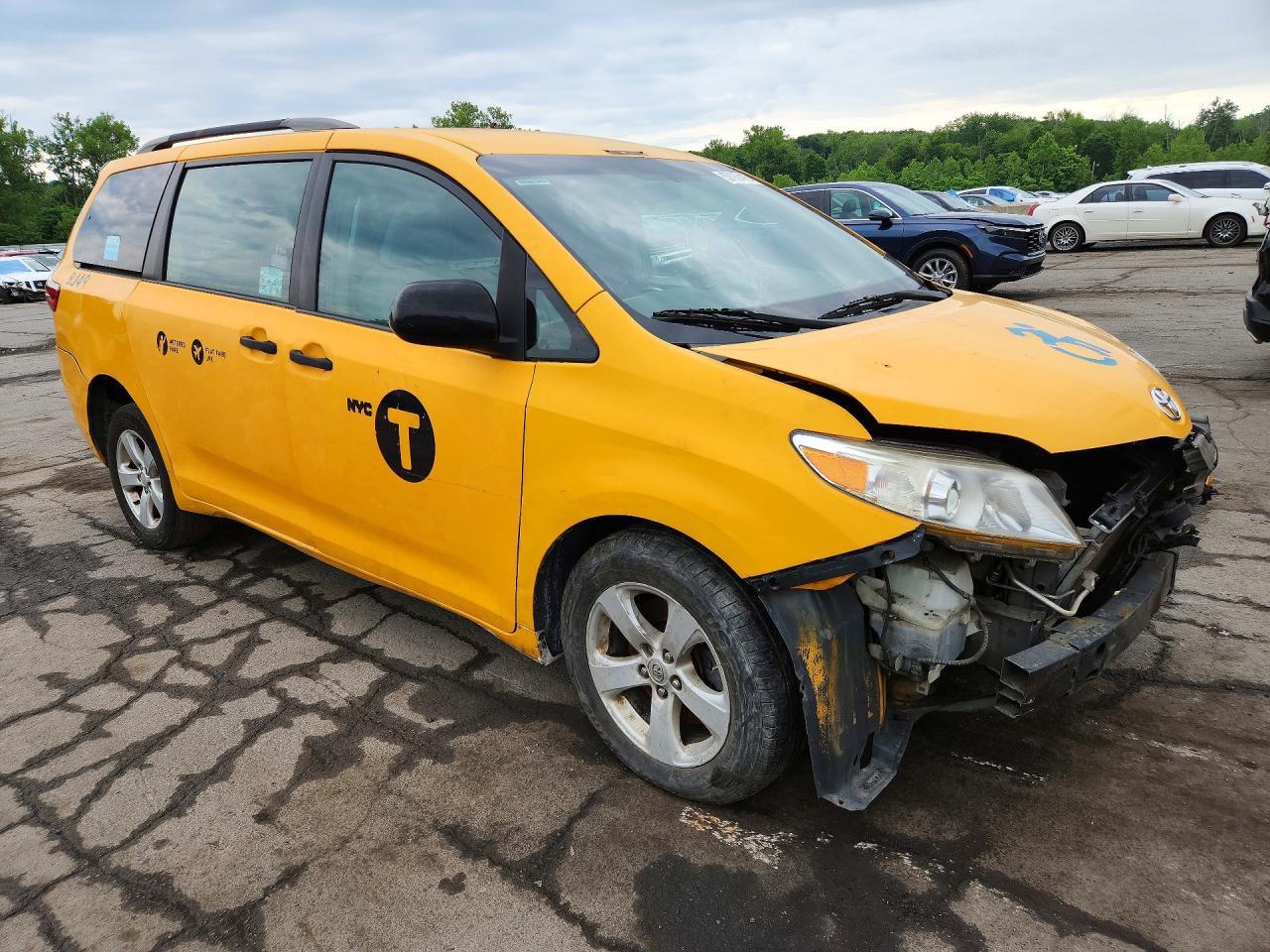 2016 Toyota Sienna Le - Image 4