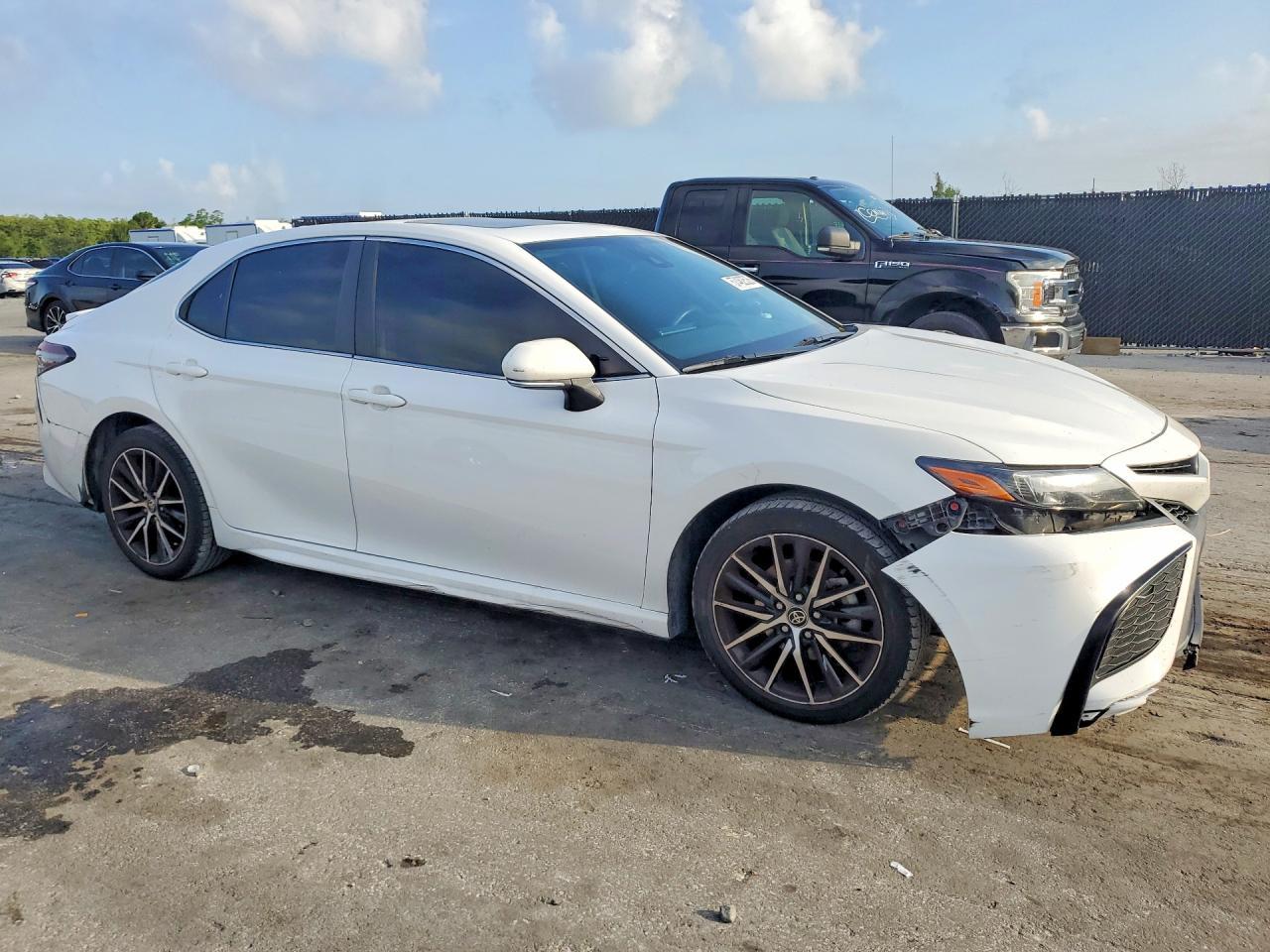 2022 Toyota Camry Se - Image 4