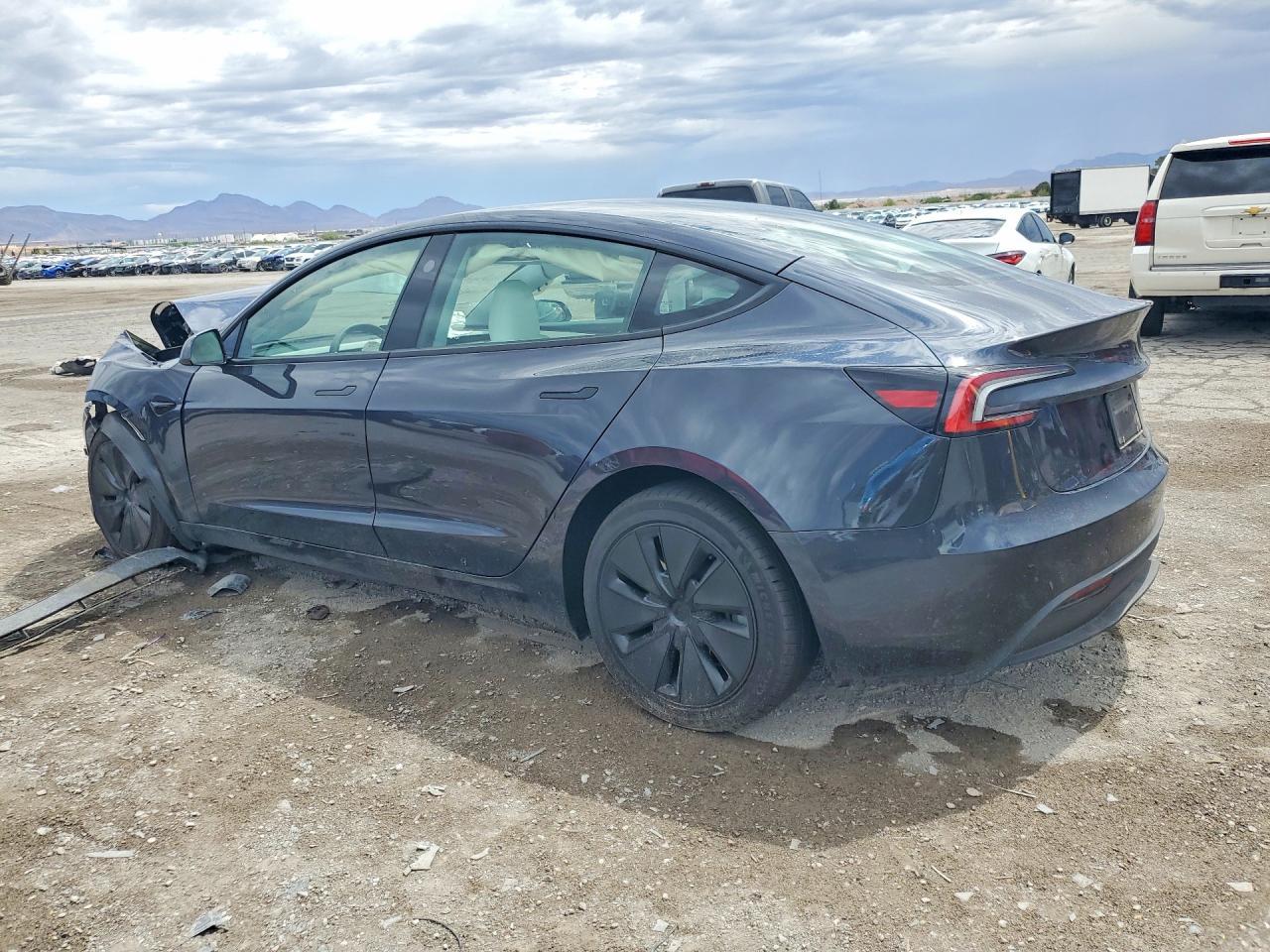 2026 Tesla Model 3 - Фото 2