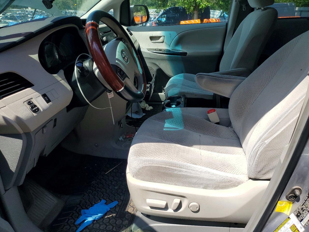 2012 Toyota Sienna Le - Image 7