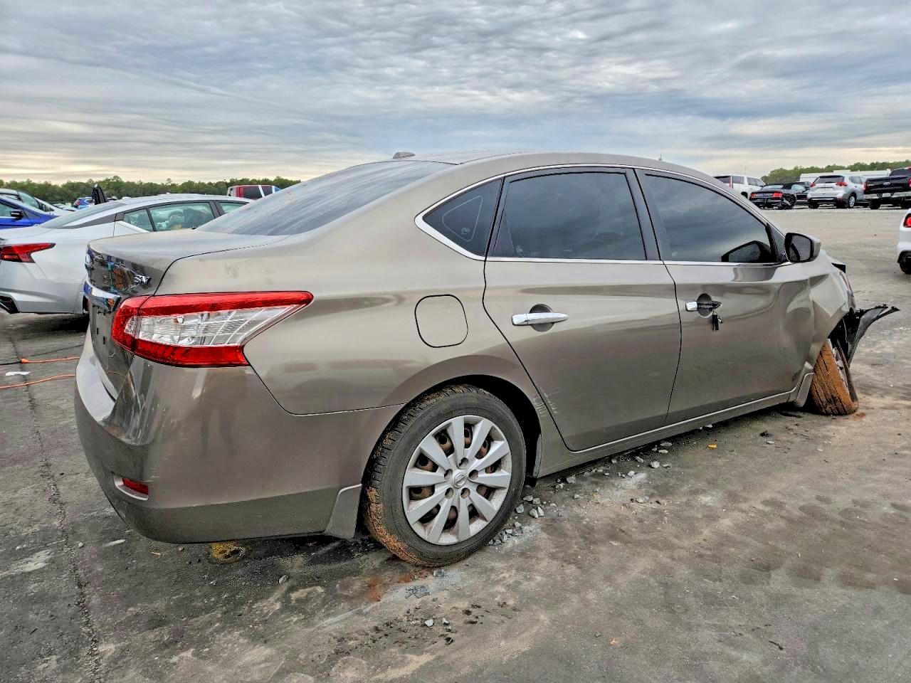 2015 Nissan Sentra S - Фото 3
