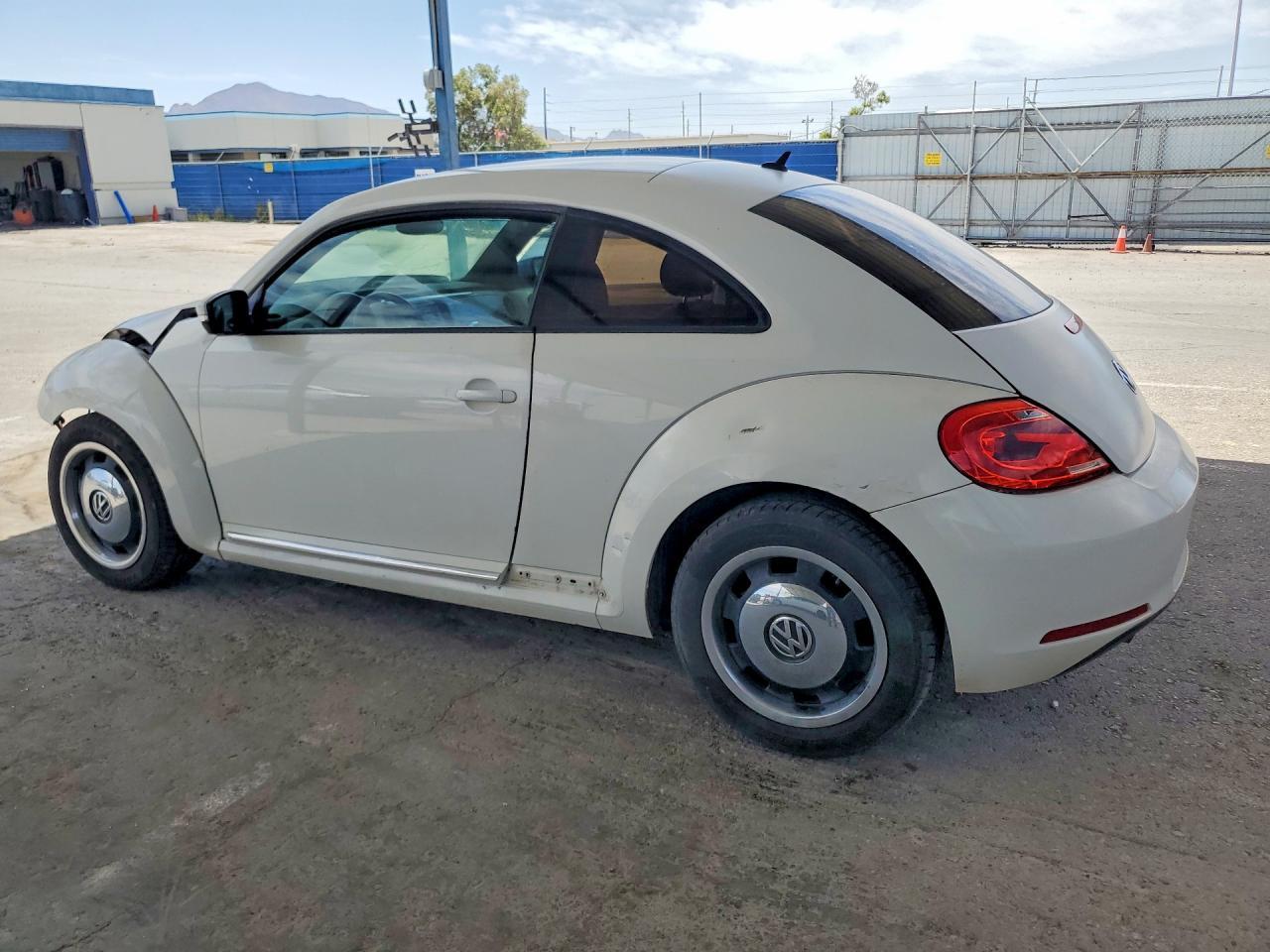2012 Volkswagen Beetle - Фото 2