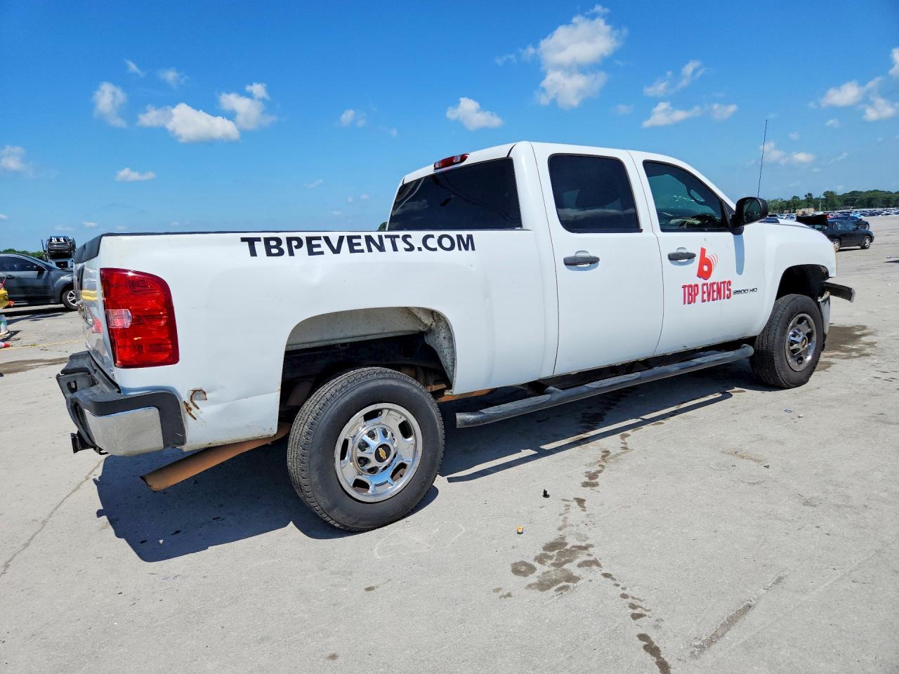 2011 Chevrolet Silverado C2500 Heavy Duty - Image 3