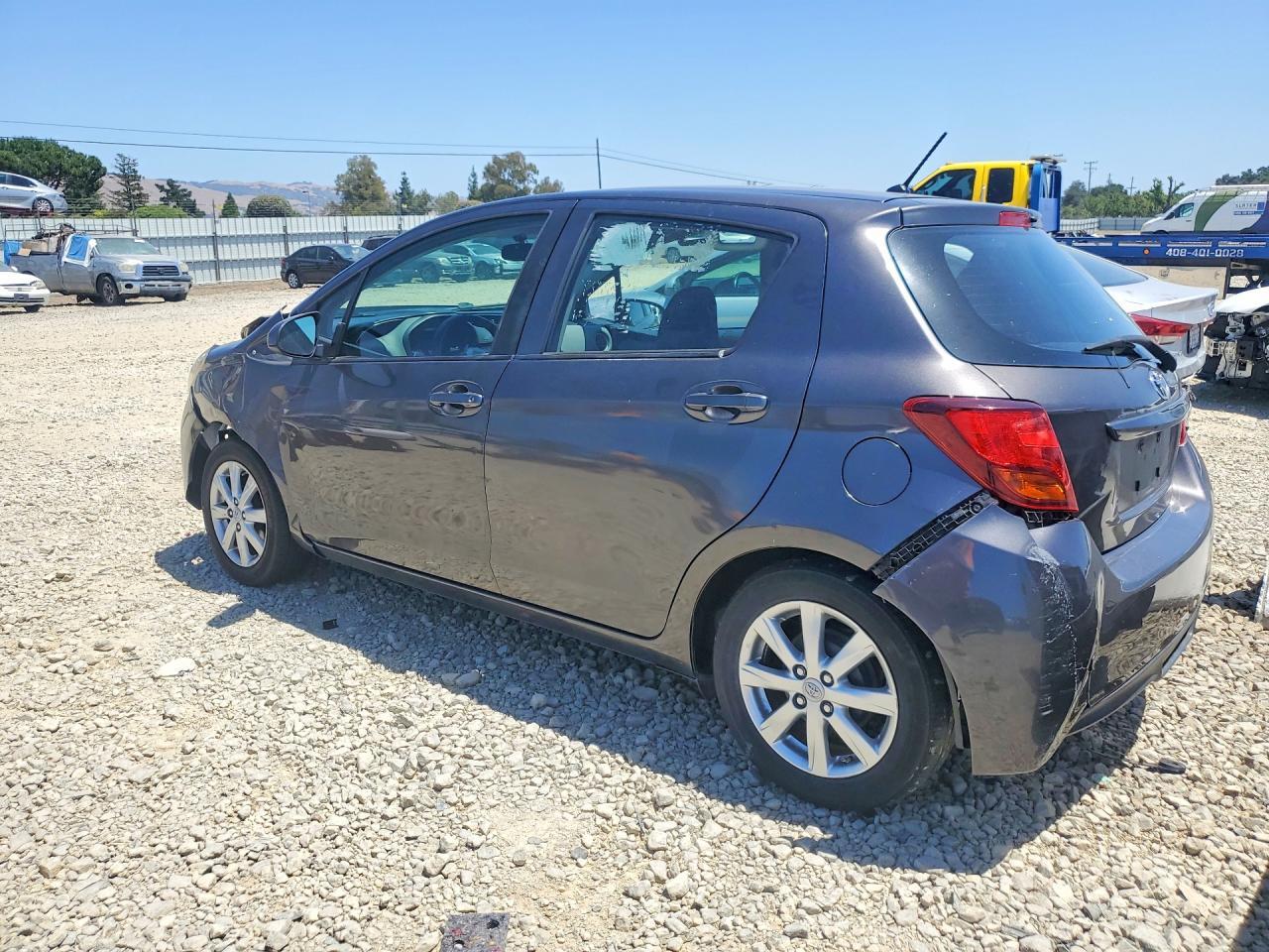 2015 Toyota Yaris 5-Door Le - Фото 2
