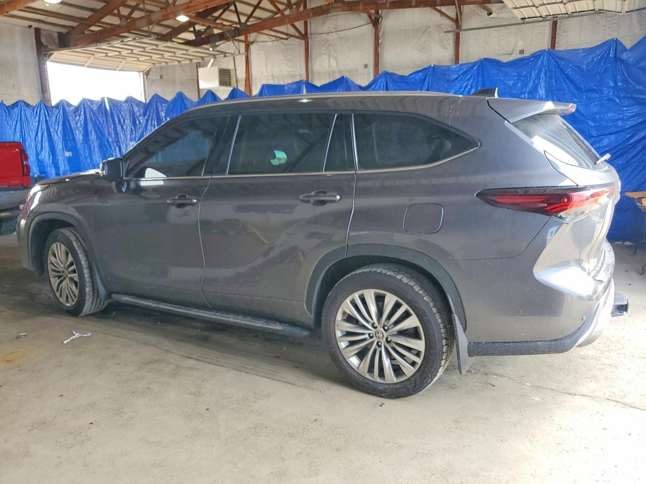 2024 Toyota Highlander Platinum - Image 2
