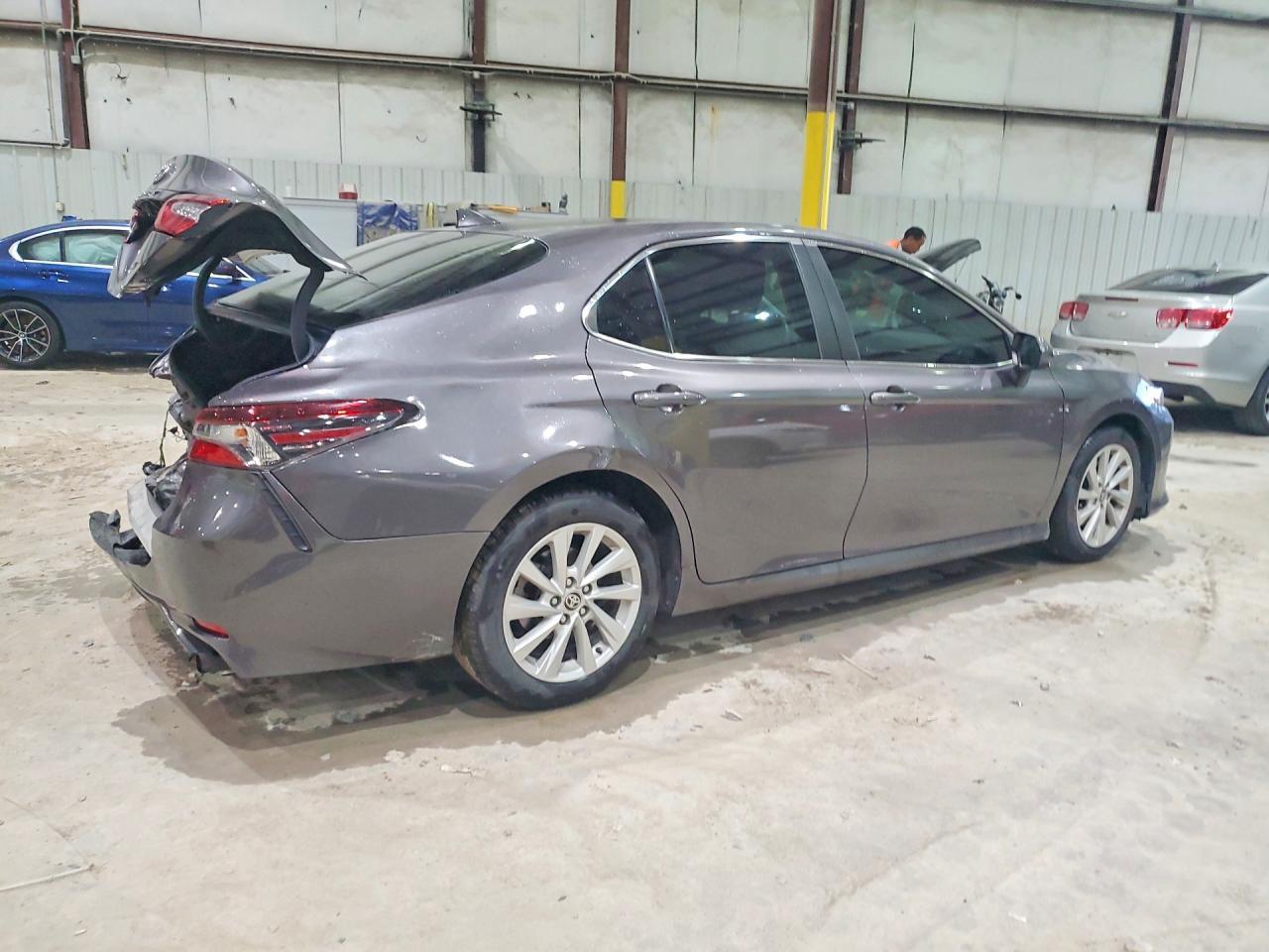 2021 Toyota Camry Le - Фото 3