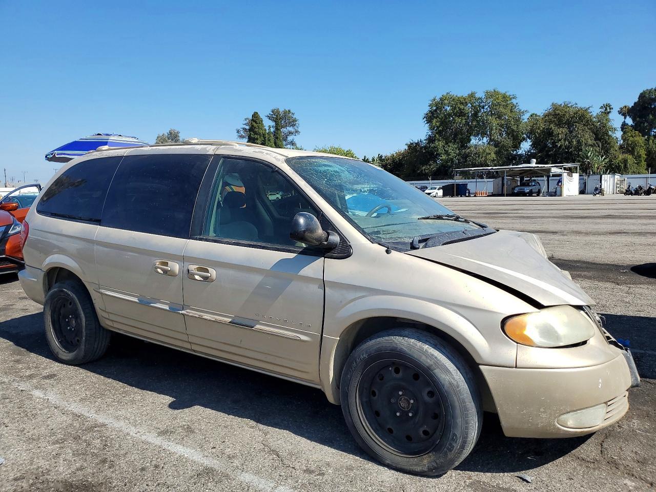 2001 Chrysler Town & Country Limited - Image 4