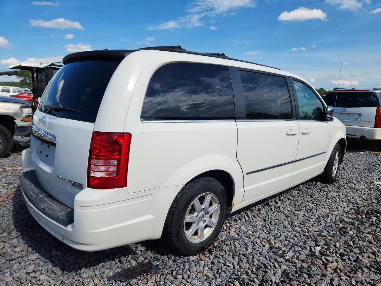 2010 Chrysler Town & Country Touring - Фото 3