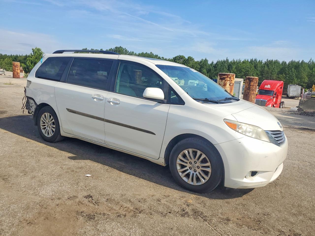 2017 Toyota Sienna Xle 8-Passenger - Фото 4