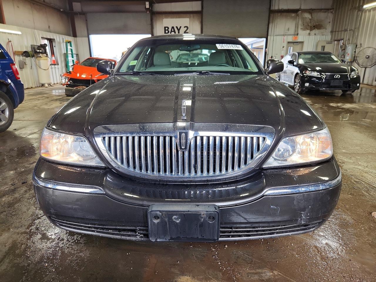 2005 Lincoln Town Car Signature - Image 5