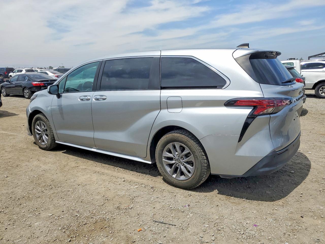 2022 Toyota Sienna Xle - Фото 2