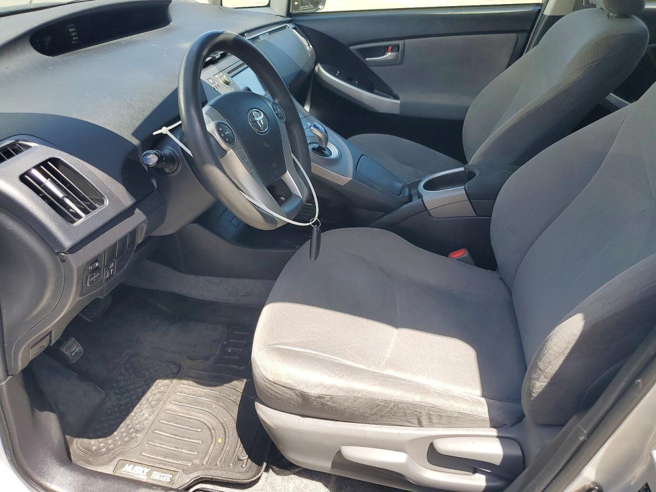 2015 Toyota Prius Two - Фото 7