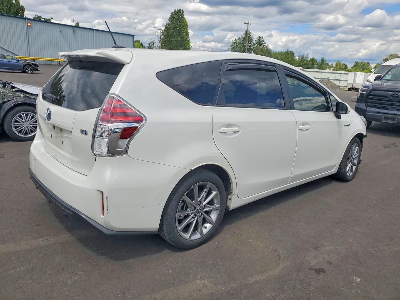 2017 Toyota Prius V Five - Image 3