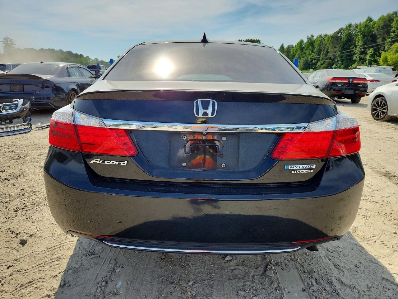 2015 Honda Accord Touring Hybrid - Image 6