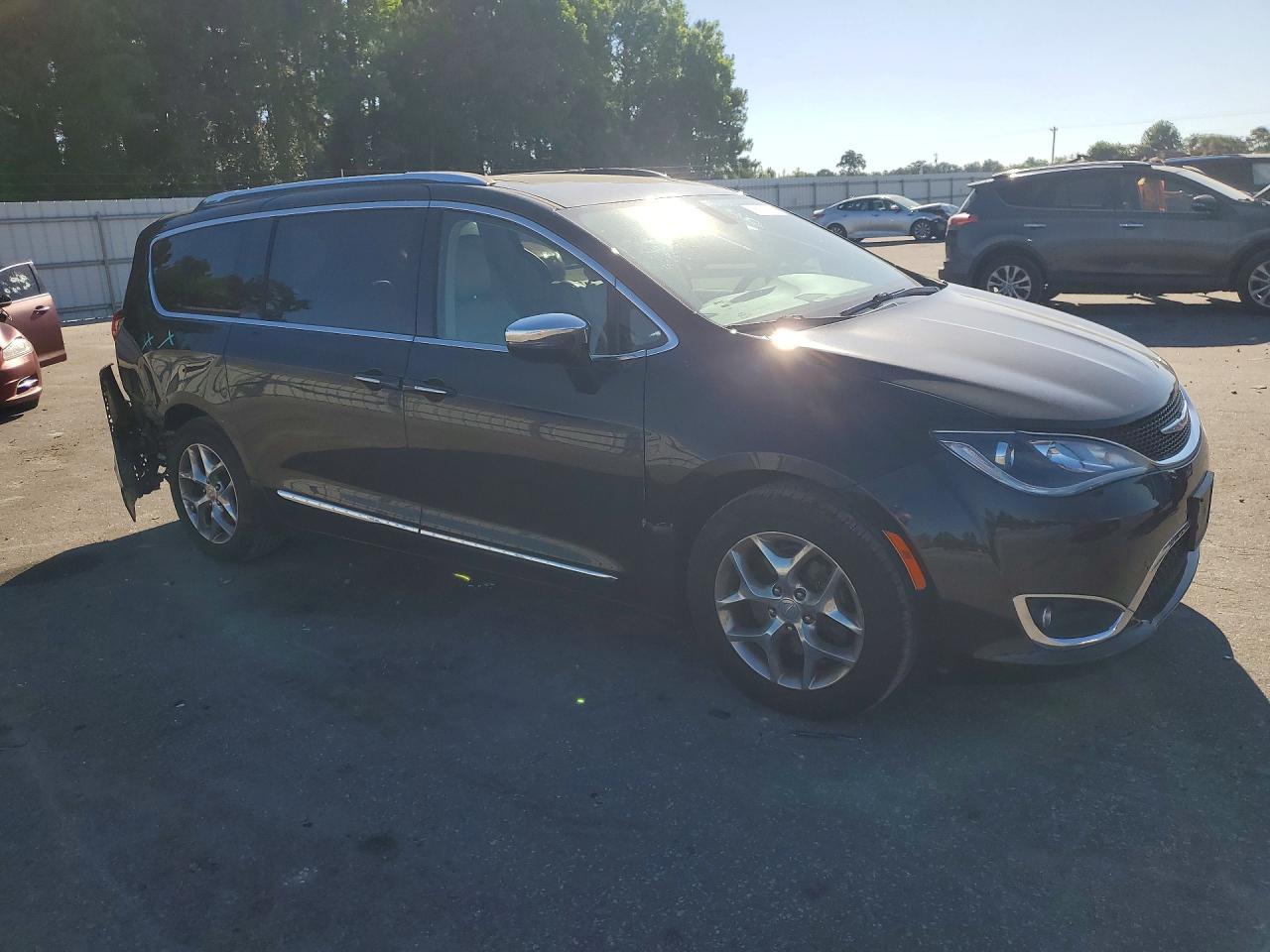 2019 Chrysler Pacifica Limited - Image 4