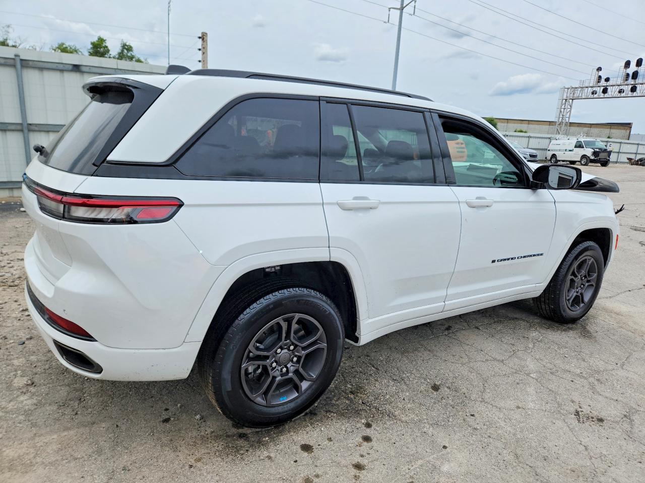 2025 Jeep Grand Cherokee 4Xe - Image 3