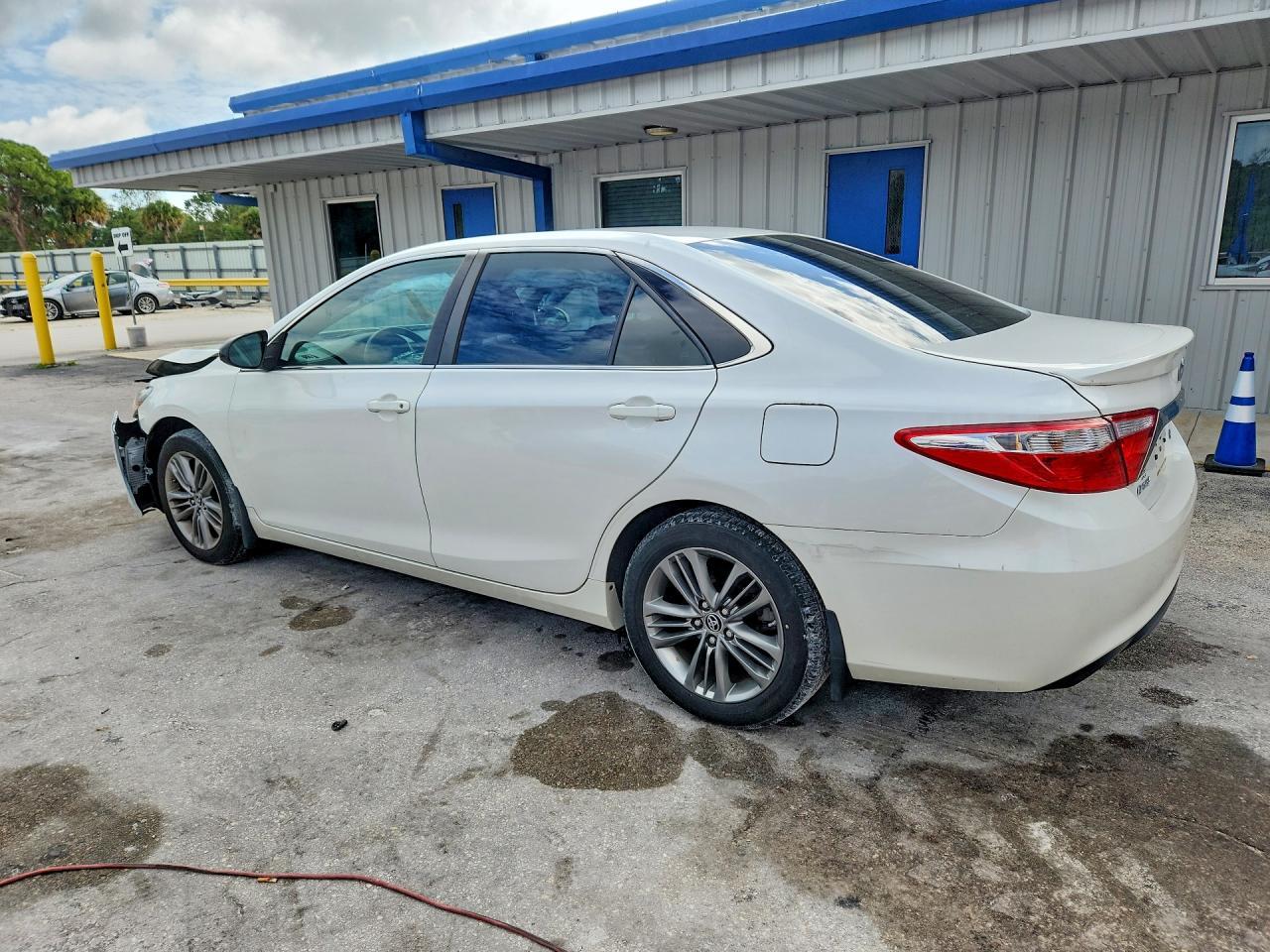 2016 Toyota Camry Se - Фото 2