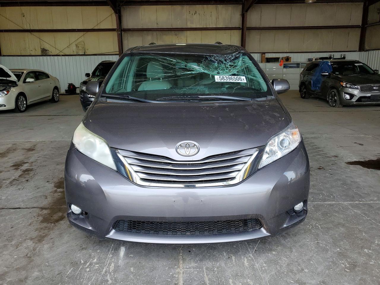 2017 Toyota Sienna Xle 8-Passenger - Фото 5