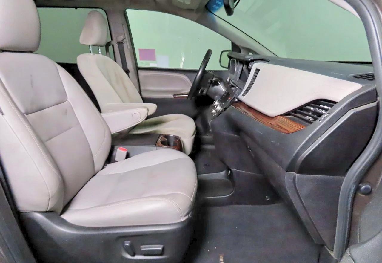 2016 Toyota Sienna Limited 7-Passenger - Image 5