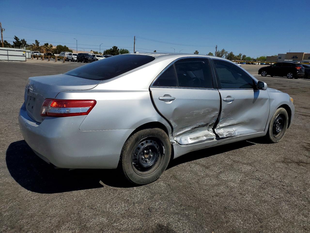 2010 Toyota Camry Le - Фото 3