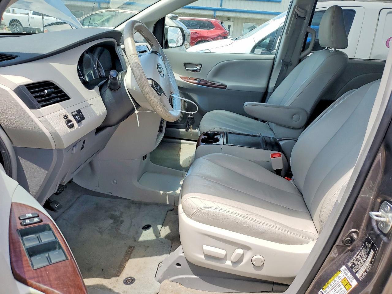 2013 Toyota Sienna Xle 8-Passenger - Фото 7