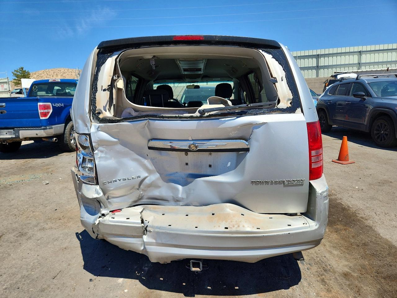 2010 Chrysler Town & Country Touring - Фото 6
