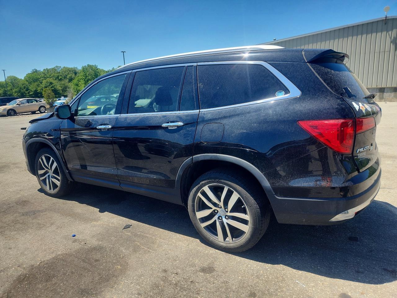 2016 Honda Pilot Touring - Image 2