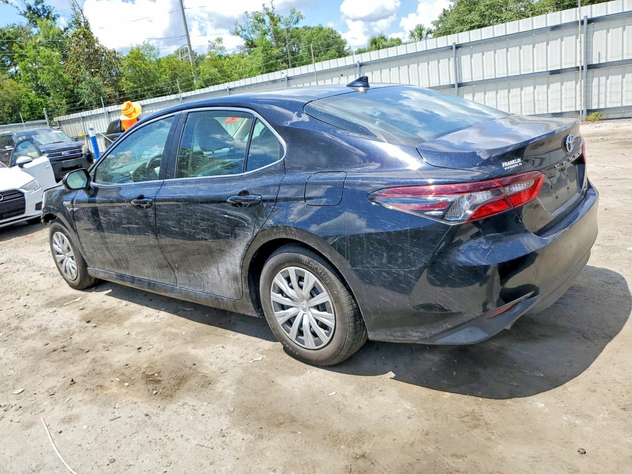 2021 Toyota Camry Le - Фото 2