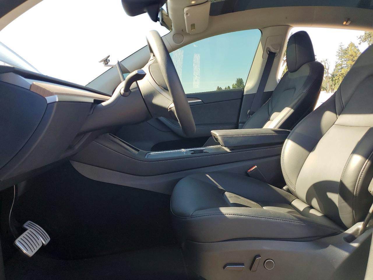 2025 Tesla Model Y - Фото 7