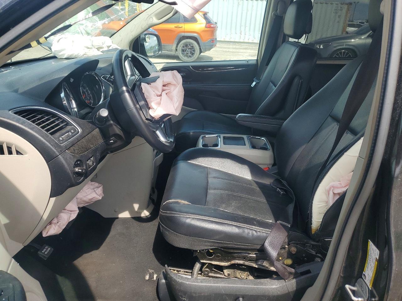 2012 Chrysler Town & Country Touring L - Image 7