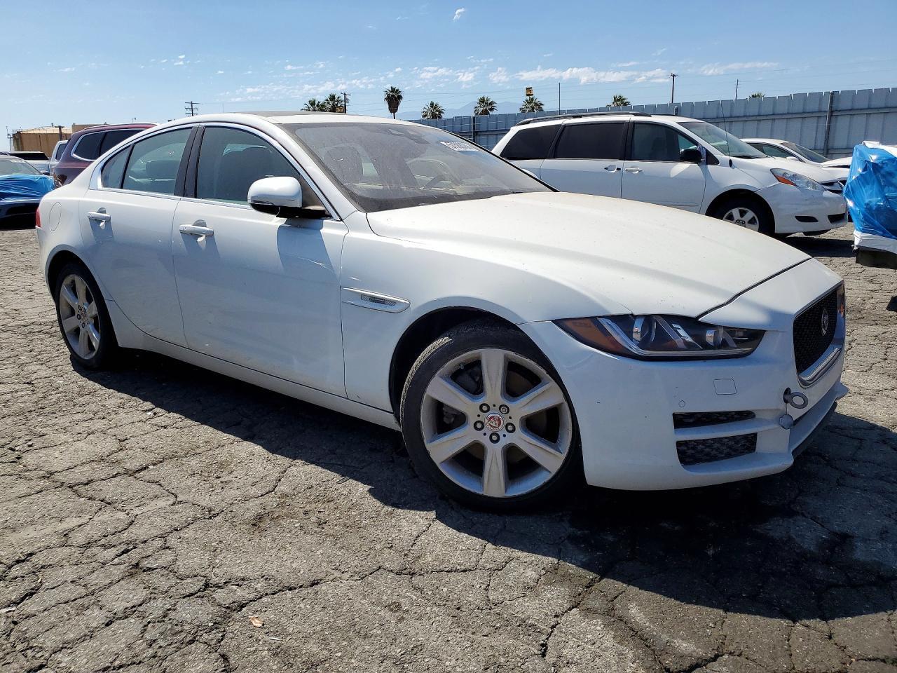 2017 Jaguar Xe Prestige - Фото 4
