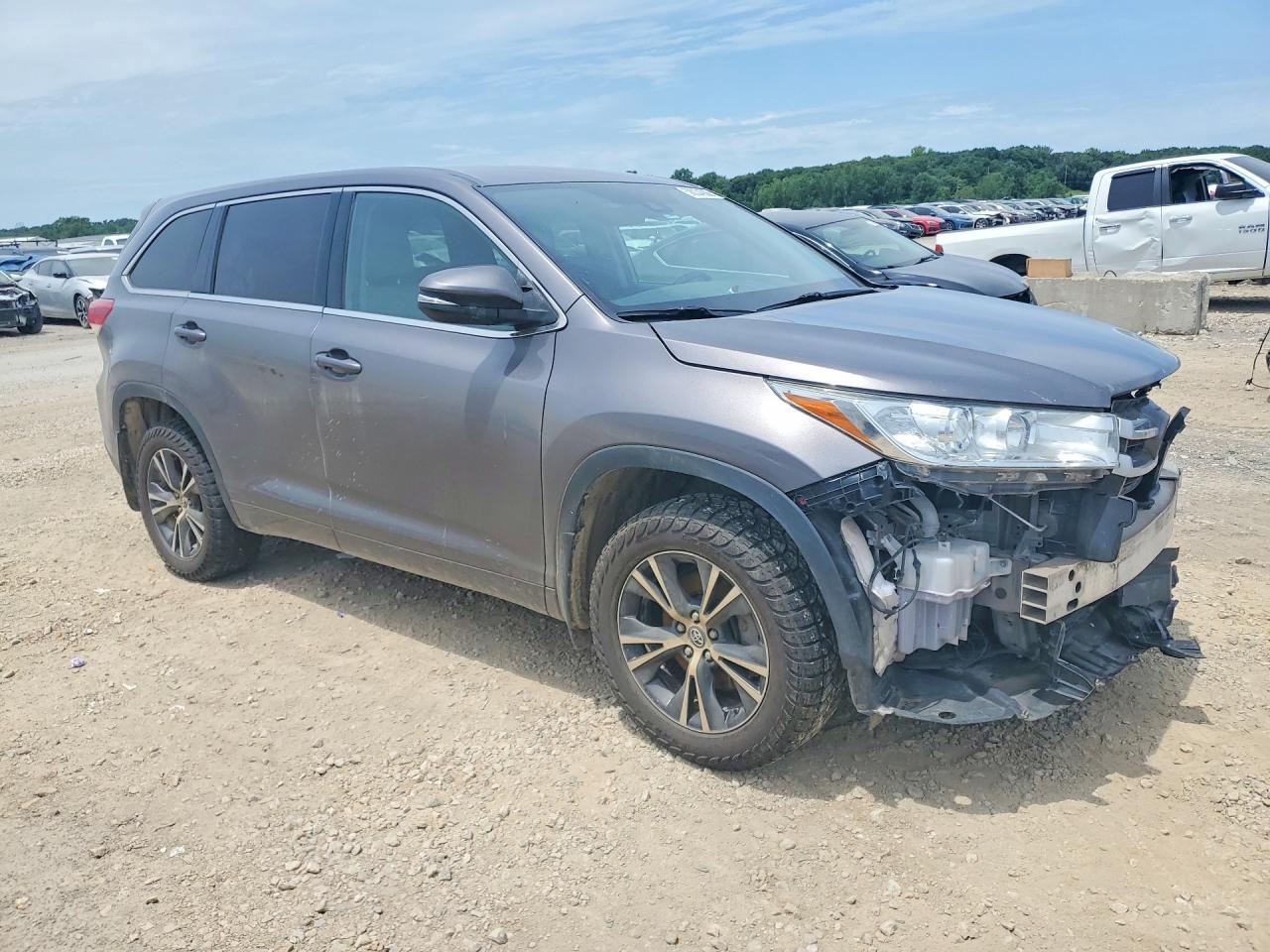 2018 Toyota Highlander Le Plus - Image 4