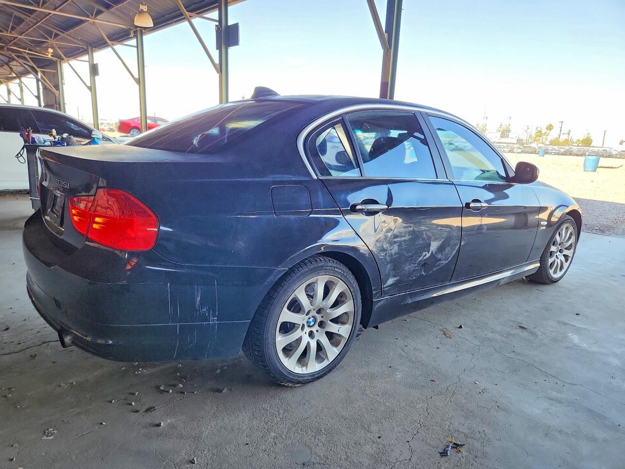 2010 BMW 335 Xi - Image 3