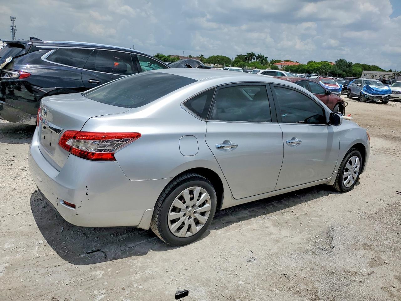 2015 Nissan Sentra S - Фото 3
