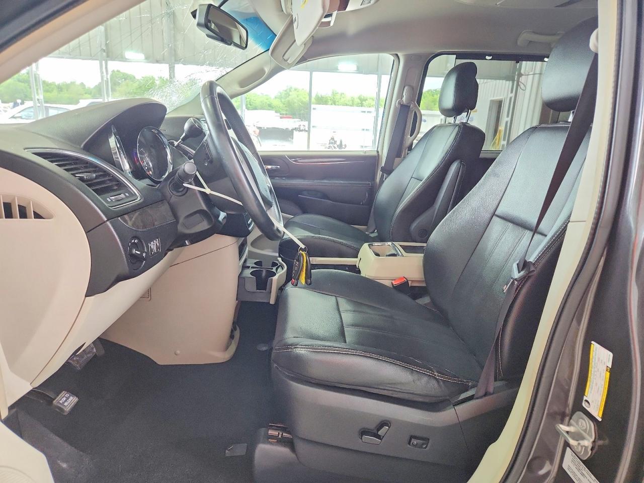 2015 Chrysler Town & Country Touring - Image 7