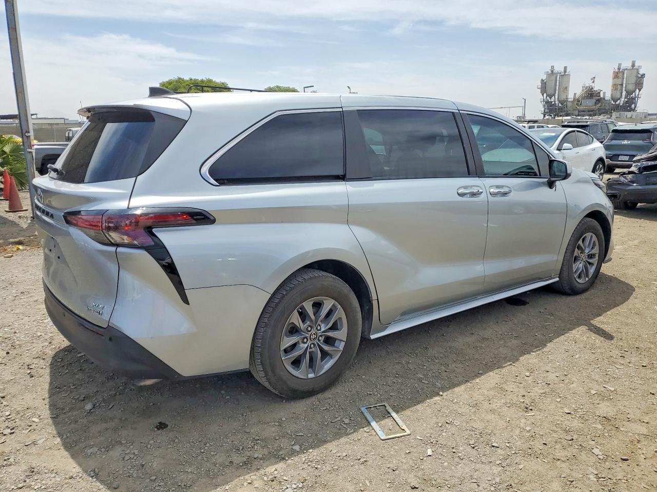 2022 Toyota Sienna Xle - Фото 3