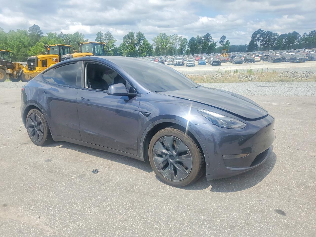 2025 Tesla Model Y - Фото 4