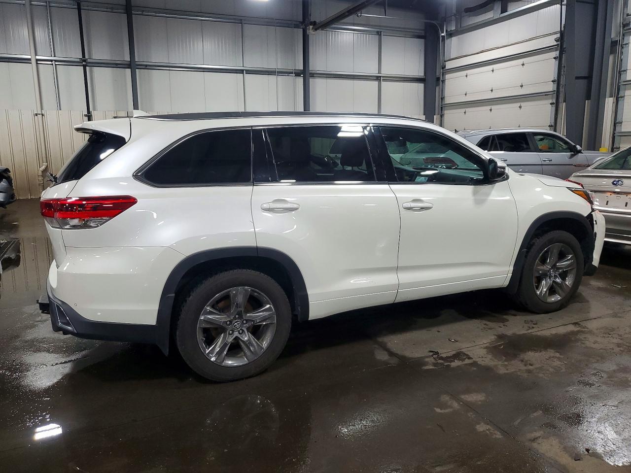2018 Toyota Highlander Limited Platinum - Image 3