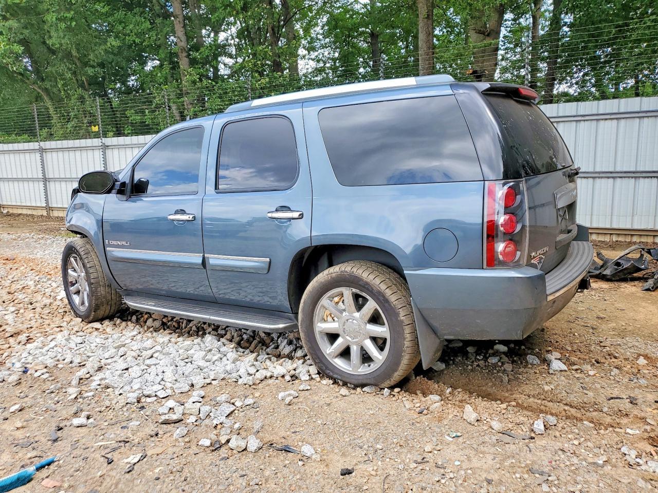 2008 GMC Yukon Denali - Фото 2