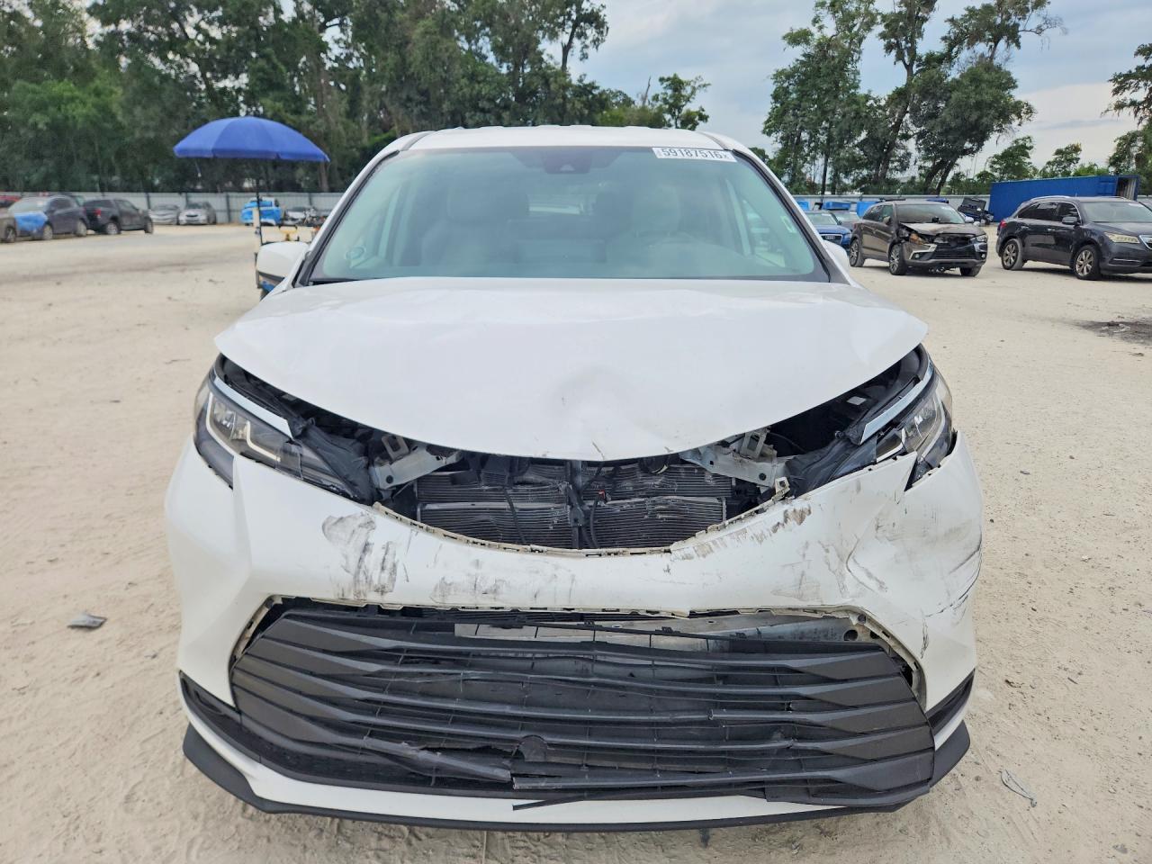 2022 Toyota Sienna Le - Image 5